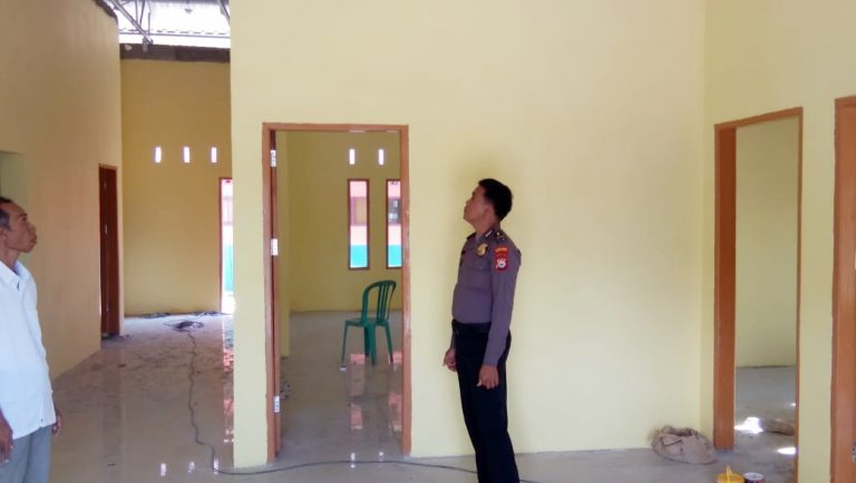 Antisipasi Penyimpangan, Bhabinkamtibmas Polsek Panca Lautang Pantau Pembangunan Kantor Desa Corawali