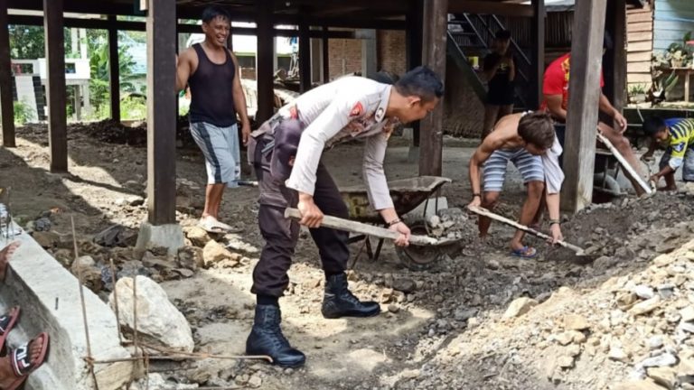 Hanya Melintas, Bhabinkamtibmas Polsek Alla Ikut Bersihkan Timbunan Saat Melihat Warga Bekerja