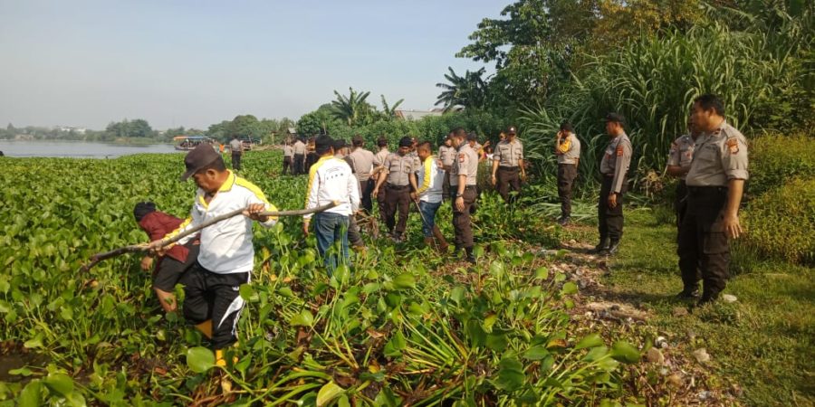 Antisipasi Musim Hujan, Personel Polsek Barombong bersama Warga Bersihkan Bantaran Sungai