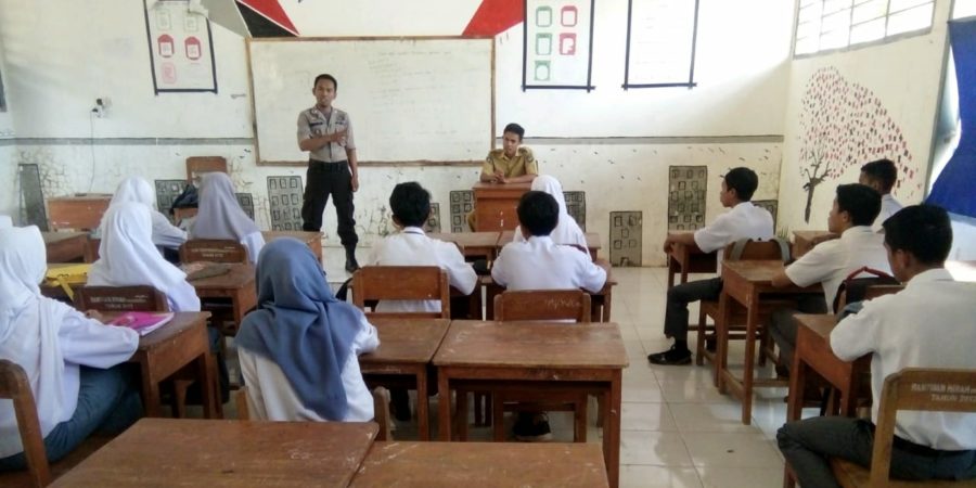 Berkunjung ke SMA 15 Gowa, Bhabinkamtibmas Polsek Bungaya Jelaskan Bahaya Narkoba