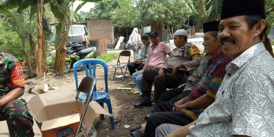 Ungkap Rasa Belasungkawa, Bhabinkamtibmas Polsek Pattallassang Melayat Kerumah Warganya yang Berduka