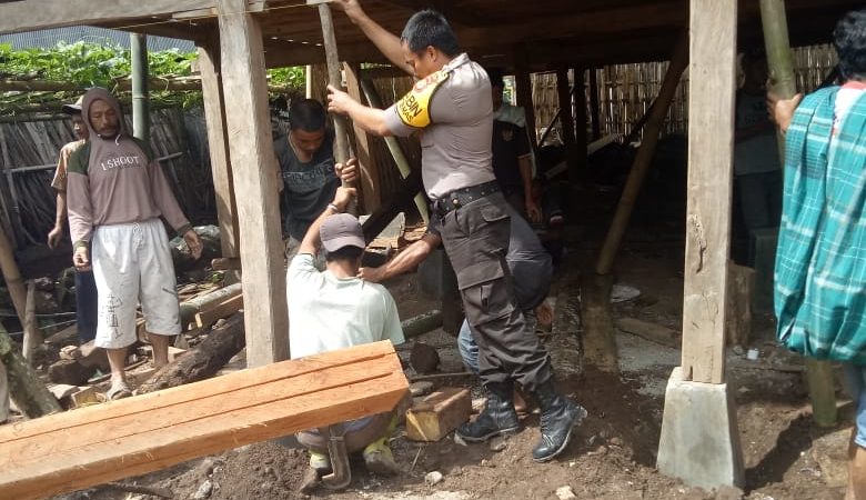 Ini Dia Bripka Sainar Seorang Bhabinkamtibmas di Desa Rappolemba yang Senang Membantu Warga