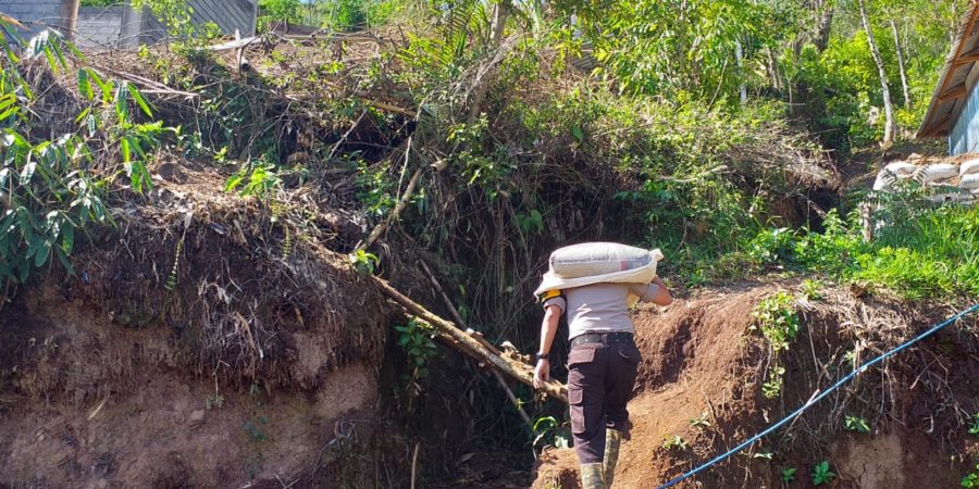 Beri Bantuan Semen untuk Masjid, Polisi Ini Panggul Sendiri Hingga ke Lokasi Pembangunan