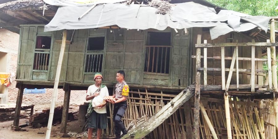 Kunjungi Kakek Sebatang Kara di Gubuk Kecil, Bhabinkamtibmas Polsek Bajeng Berikan Sembako