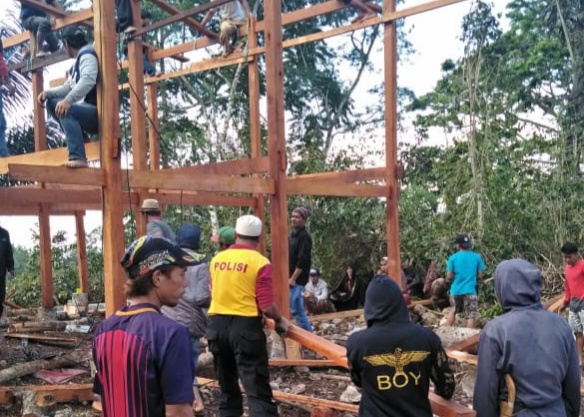 Bhabinkamtibmas Polsek Alla Gotong Royong Bangun Rumah Warga di Desa Rampunan