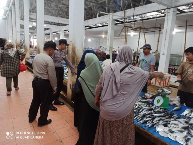 Cegah Gangguan Kamtibmas, Personel Polsek Anggeraja Gelar Patroli Pasar