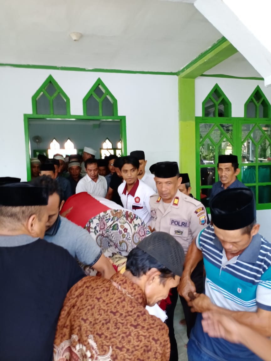 Bentuk Belasungkawa, Kapolsek Sinjai Timur Melayat Hingga Antar Jenazah Warga ke Pemakaman