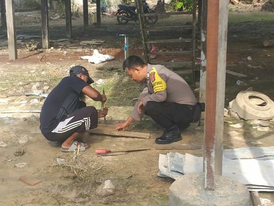 Bantu Warga Perbaiki Rumah, Wujud Kedekatan Bhabinkamtibmas Ini dengan Warganya
