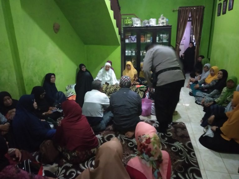 Turut Berempati, Kapolsek Cendana Melayat Kerumah Warga yang Berduka
