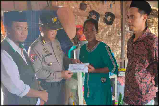 Kunjungi Korban Angin Puting Beliung, Kapolsek Pulau Sembilan Berikan Bantuan