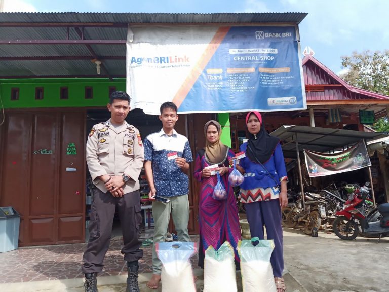 Pastikan Tepat Sasaran, Bhabinkamtibmas Polsek Maiwa Kawal Penyaluran Raskin di Desa Lebani