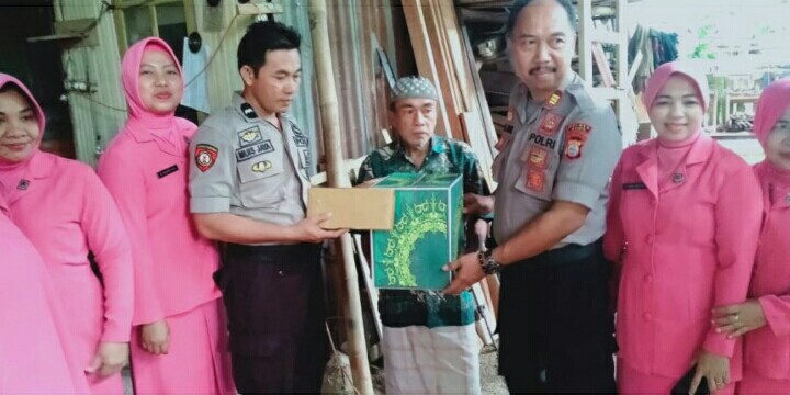 Kunjungi Duda Miskin di Parangasang, Kapolsek Biringbulu Berikan Sembako