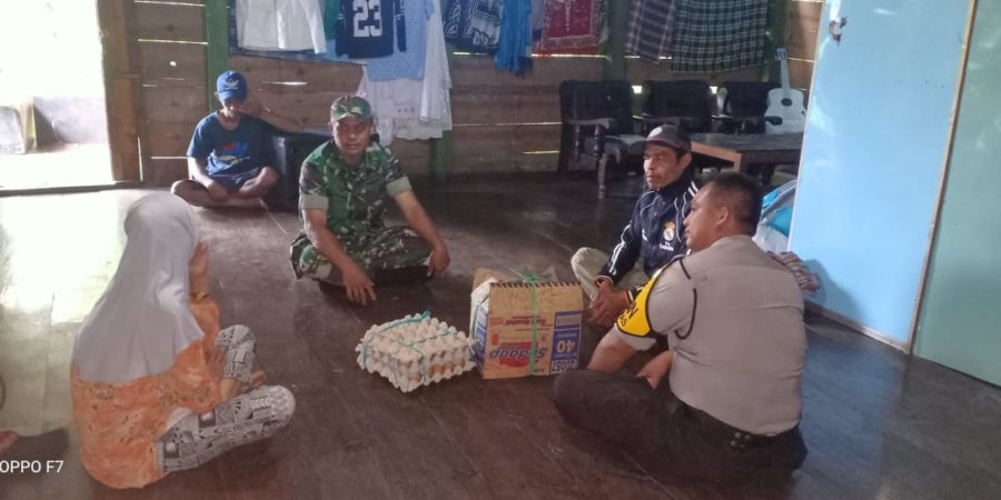 Kunjungi Janda Lansia, Bhabinkamtibmas Polsek Tompobulu Berikan Bantuan Sembako