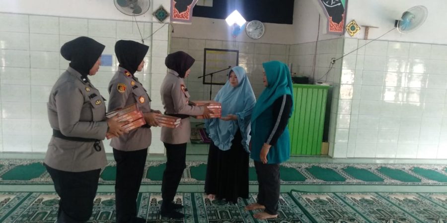 Wakafkan Al Quran, Cara Kapolsek Parangloe Makmurkan Masjid