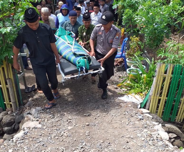 Turut Berduka Cita, Bhabinkamtibmas Polsek Ganra Melayat Hingga Mengusung Jenazah ke Pemakaman