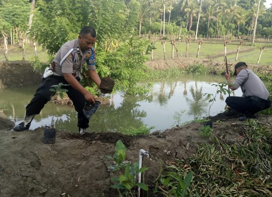 Polres Soppeng dan Polsek Jajaran Terus Galakkan Penghijauan dengan Menanam Pohon