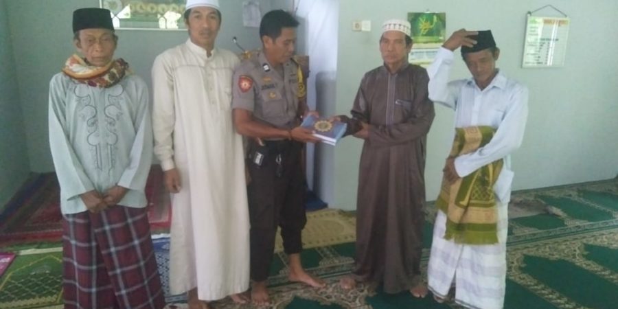 Peduli Rumah Ibadah, Bhabinkamtibmas Polsek Parangloe Wakafkan Al Qur’an di Masjid Desa Lonjoboko