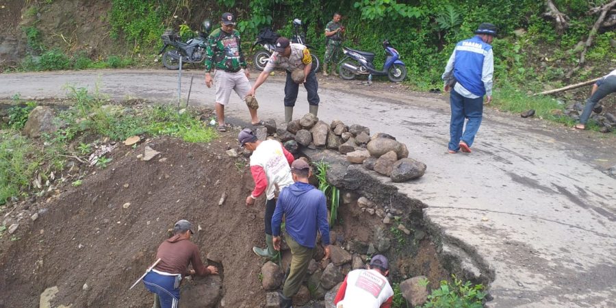 Begini Kompaknya Polisi, TNI dan Warga di Gowa Gotong Royong Bersihkan Material Longsor