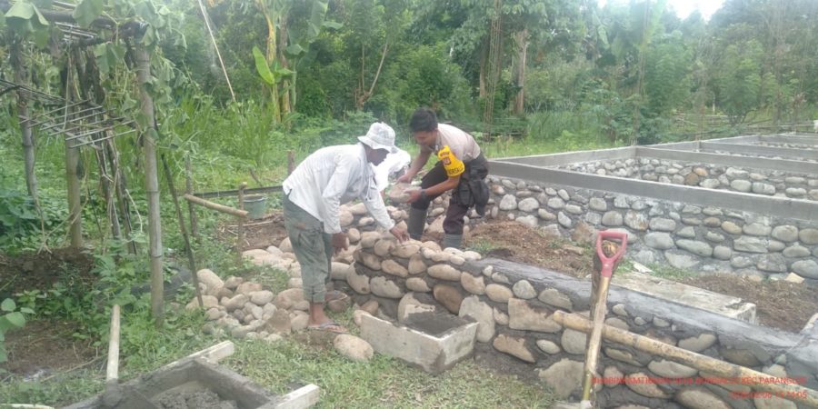 Bantu Bangun Rumah, Cara Bhabinkamtibmas Polsek Parangloe Dekatkan Diri dengan Warga