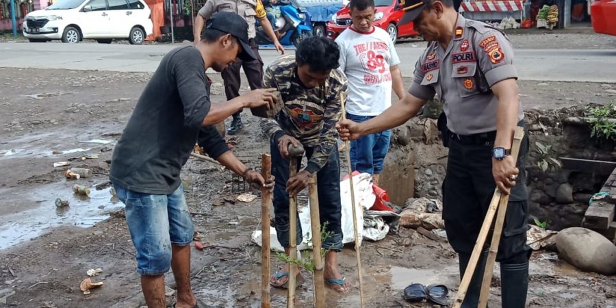 Galakkan Program Polri Peduli Penghijauan, Kapolsubsektor Pattallassang Lakukan Penanaman Pohon
