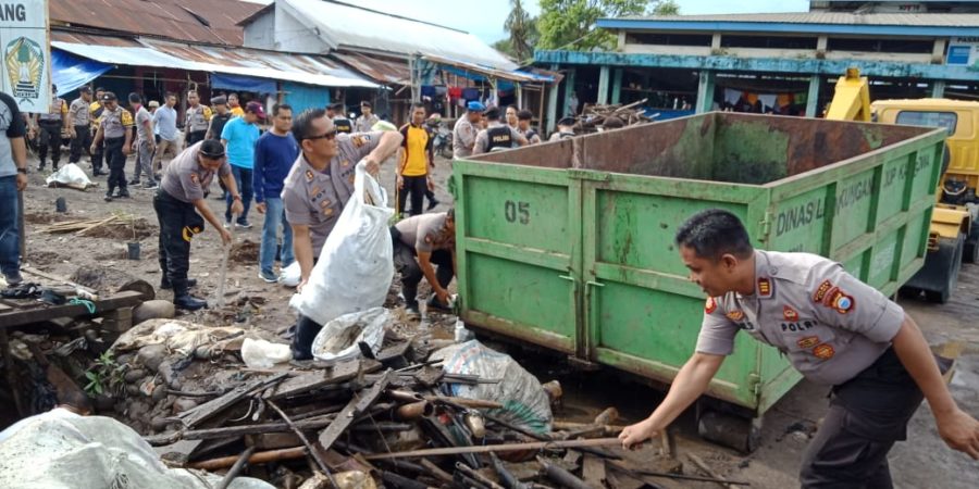Patroli Dialogis, Kapolres Gowa Luangkan Waktu Kerja Bakti Bersihkan Sampah di Pasar