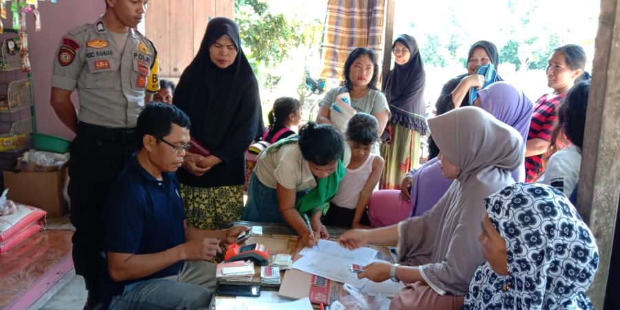 Cegah Penyelewengan, Bhabinkamtibmas Polsek Bajeng Awasi Pendistribusian BPNT di Desa Paraikatte
