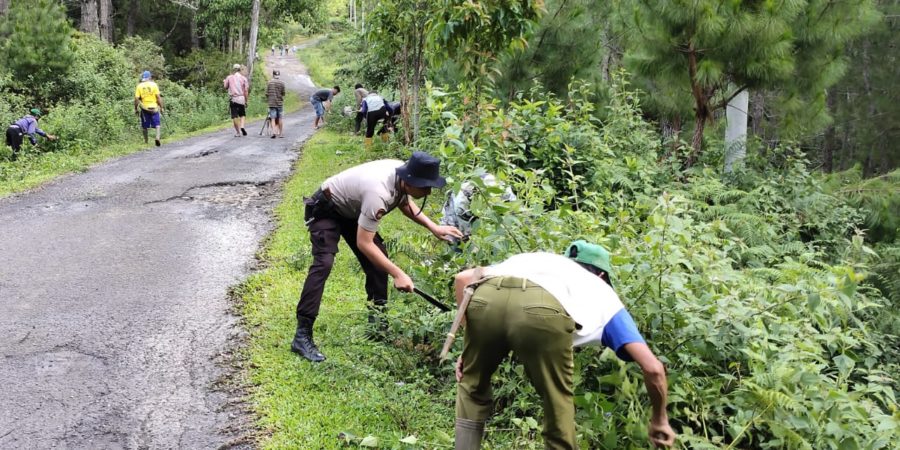 Bhabinkamtibmas Polsek Tombolopao Kerja Bakti Bersihkan Jalan Tani bersama Warga