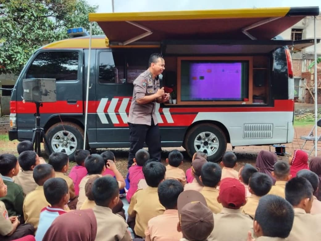 Bawa Mobil Penyuluhan Binmas, Brigpol Fachry Disambut Antusias Oleh Siswa SDI Balangpunia