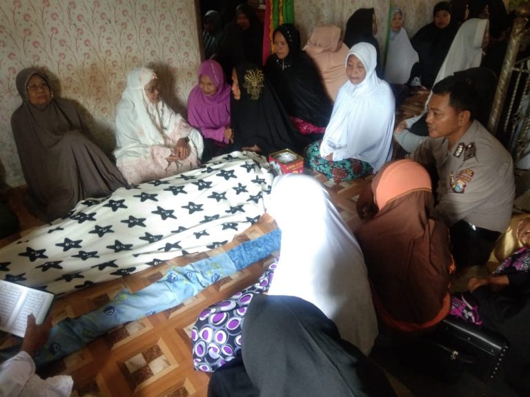 Turut Berduka Cita, Bhabinkamtibmas Polsek Maiwa Melayat Kerumah Warganya