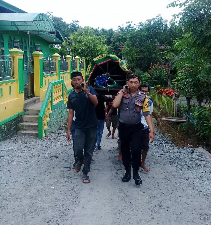 Tidak Hanya Memberi Pengawalan, Bhabinkamtibmas Polsek Ganra juga Usung Jenazah ke Pemakaman