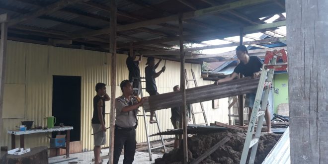 Luar Biasa, Bhabinkamtibmas Polsek Tamalate Bantu Warga Renovasi Rumah