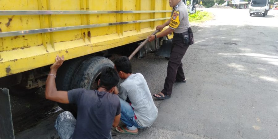 Bantu Warga Ganti Ban Mobil, Bentuk Kepekaan Sosial Bhabinkamtibmas Polsek Manuju Terhadap Warga