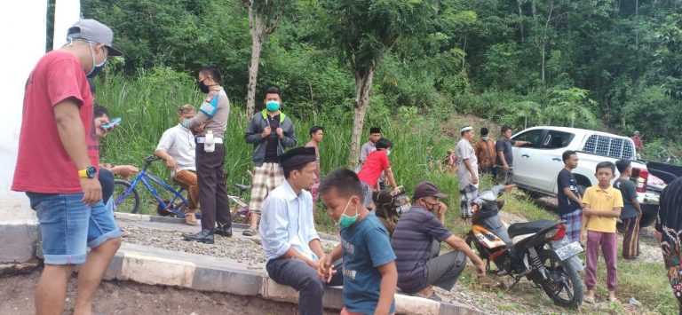 Tidak Hanya Melayat, Polisi Enrekang Ini Juga Antar Jenazah Warga ke Pemakaman