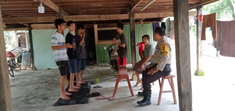 Patroli di Kampung Padakki, Bripka Amiruddin Himbau Tidak Keluar Rumah