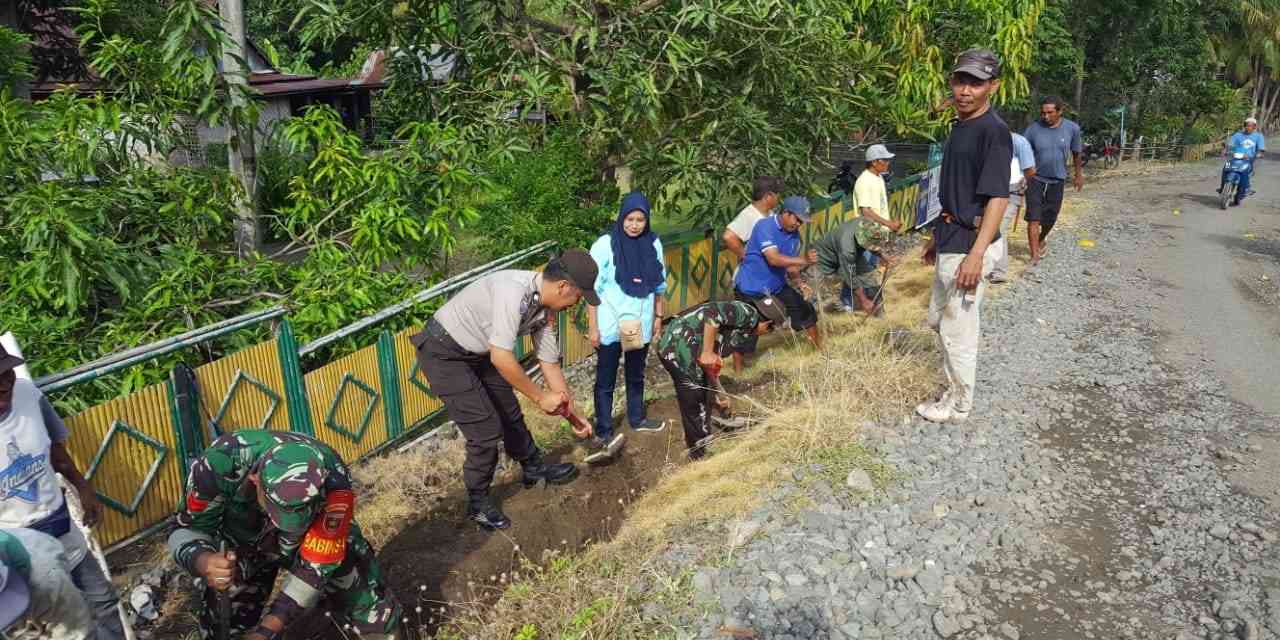 Bangun Semangat Gotong Royong, Bhabinkamtibmas Polsek Donri–donri Kerja Bakti Bersihkan Saluran Air