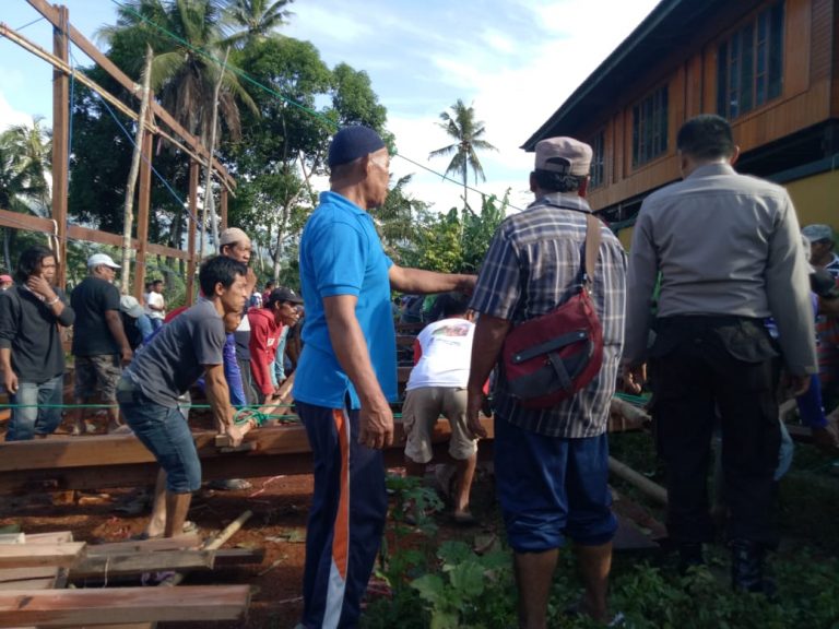 Luangkan Waktu, Bhabinkamtibmas Polsek Anggeraja Gotong Royong Dirikan Rumah Warga