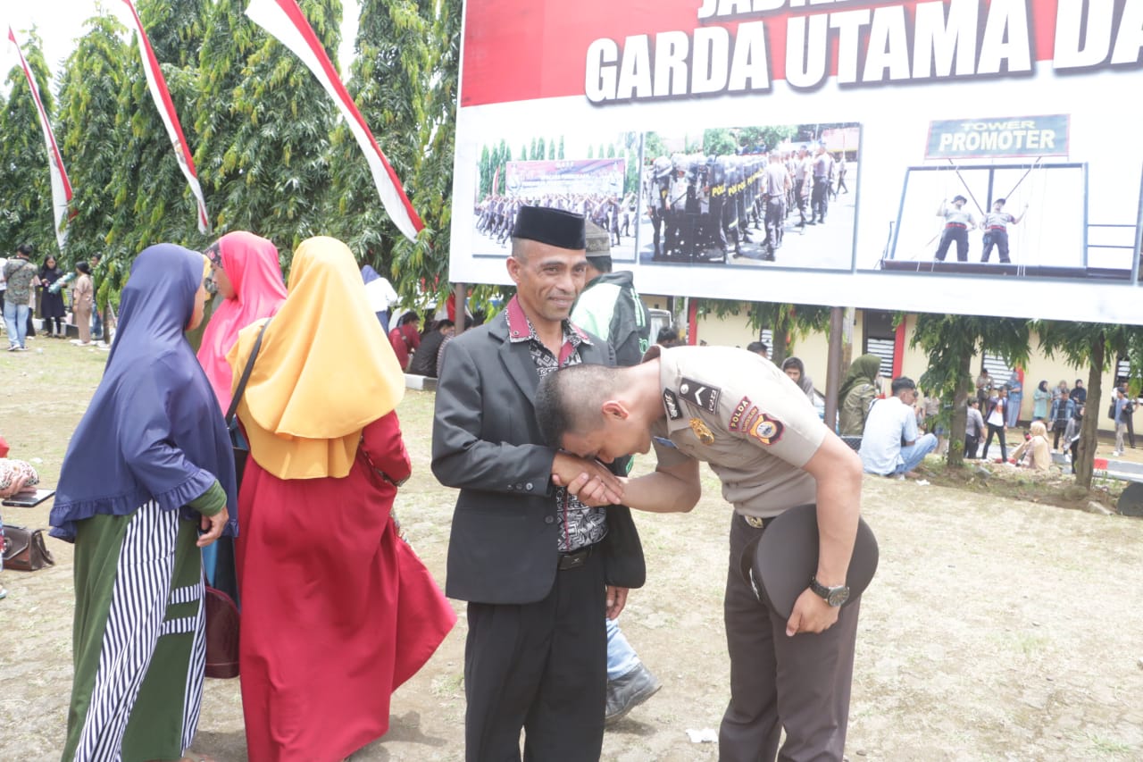 Penuh Haru, Ini Curahan Hati Petani Sawah yang Anaknya Lulus Polisi Tanpa Biaya
