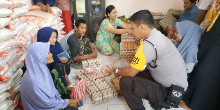 Hindari Penyelewengan, Bhabinkamtibmas Polsek Cina Pantau Pendistribusian Bansos