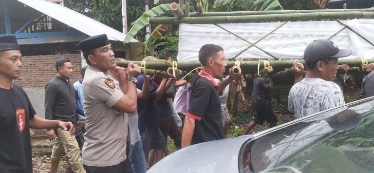 Tidak Hanya Melayat, Kapolsek Mappakasunggu Ikut Usung Jenazah Warga ke Pemakaman