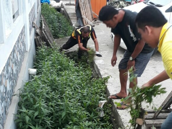 Peduli Kebersihan, Bhabinkamtibmas Polsek Sinjai Utara Ajak Warga Bersihkan Masjid