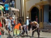 Bripka Suparman Gotong Royong Bangun Masjid bersama Warga