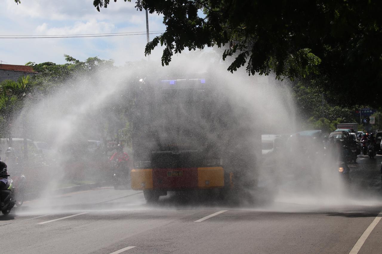 Ditsabhara Polda Sulsel dan Polrestabes Makassar Gelar Penyemprotan Disinfektan Secara Massal di Makassar