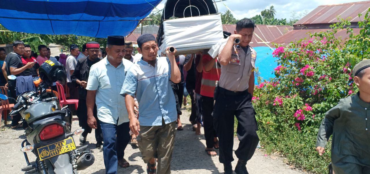 Wujud Belasungkawa, Bhabinkamtibmas Polsek Patampanua Usung Jenazah Warga ke Penakaman