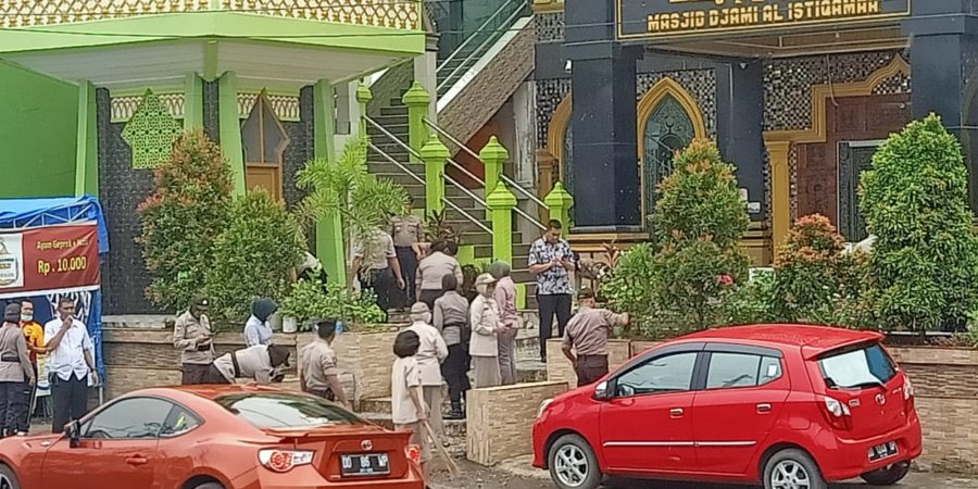 Antisipasi Penyebaran Virus Corona, Personel Polres Gowa Gelar Kerja Bakti di Masjid