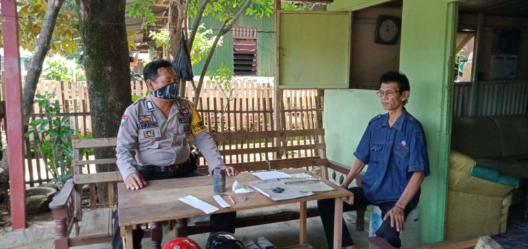 Himbau Warga Tidak Keluar Rumah, Cara Bhabinkamtibmas Polsek Balocci Putus Rantai Covid-19
