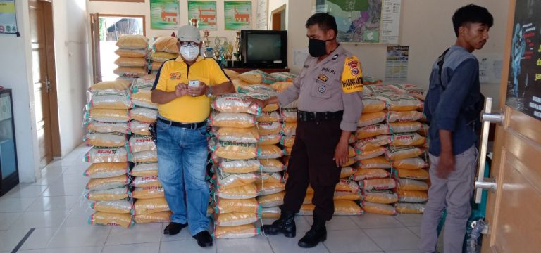 Pastikan Tepat Sasaran, Bhabinkamtibmas Polsek Wara Utara Pantau Pembagian Rastra