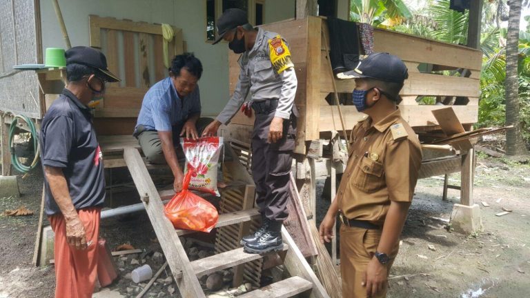 Selain Sosialisasi Maklumat Kapolri, Bhabinkamtibmas Polres Pinrang Juga Beri Sembako