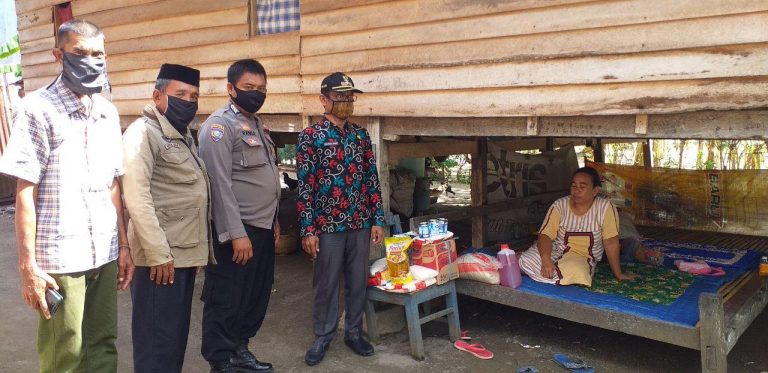 Peduli Warga Terdampak Covid-19, Bhabinkamtibmas Polres Pinrang Berikan Bantuan Sembako