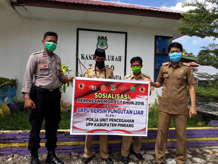 Cegah Pungli, Bhabinkamtibmas Polres Pinrang Sosialisasi Saber Pungli di Kantor Kelurahan