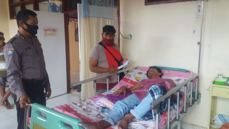 Polisi Peduli, Bhabinkamtibmas Polsubsektor Lanrisang Jenguk Warga yang Sakit